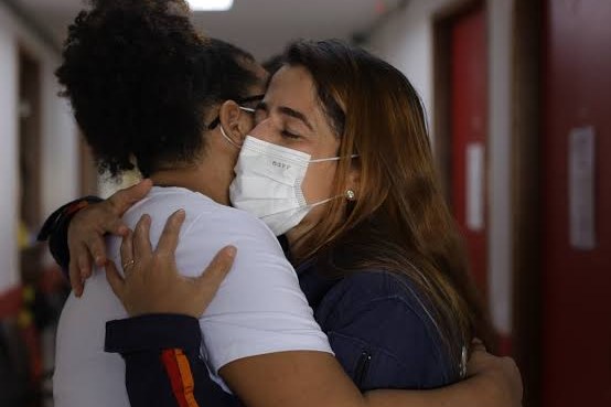 Enfermeira do Samu e familiar da paciente no Hospital Geral Roberto Santos