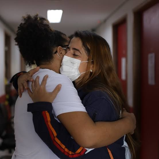 Enfermeira do Samu e familiar da paciente no Hospital Geral Roberto Santos