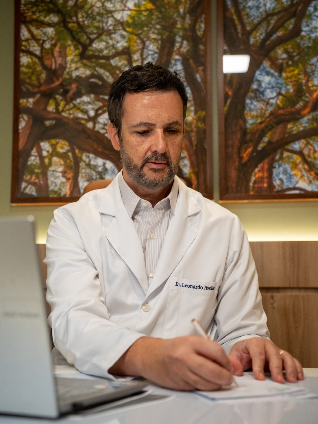 Dr. Leonardo Avellar em atendimento no consultório