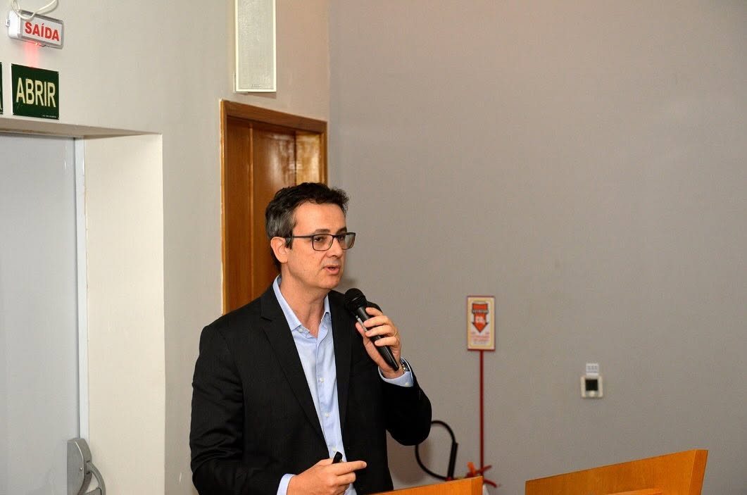 Dr. Leonardo Avellar em apresentação científica