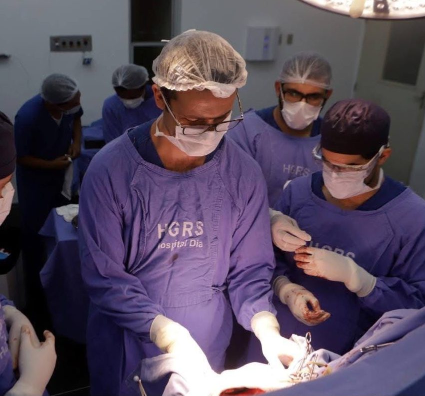 Equipe do serviço de neurocirurgia durante procedimento