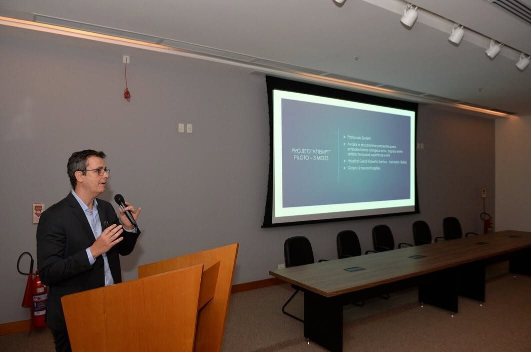 Dr. Leonardo Avellar apresentando projeto de pesquisa do serviço
