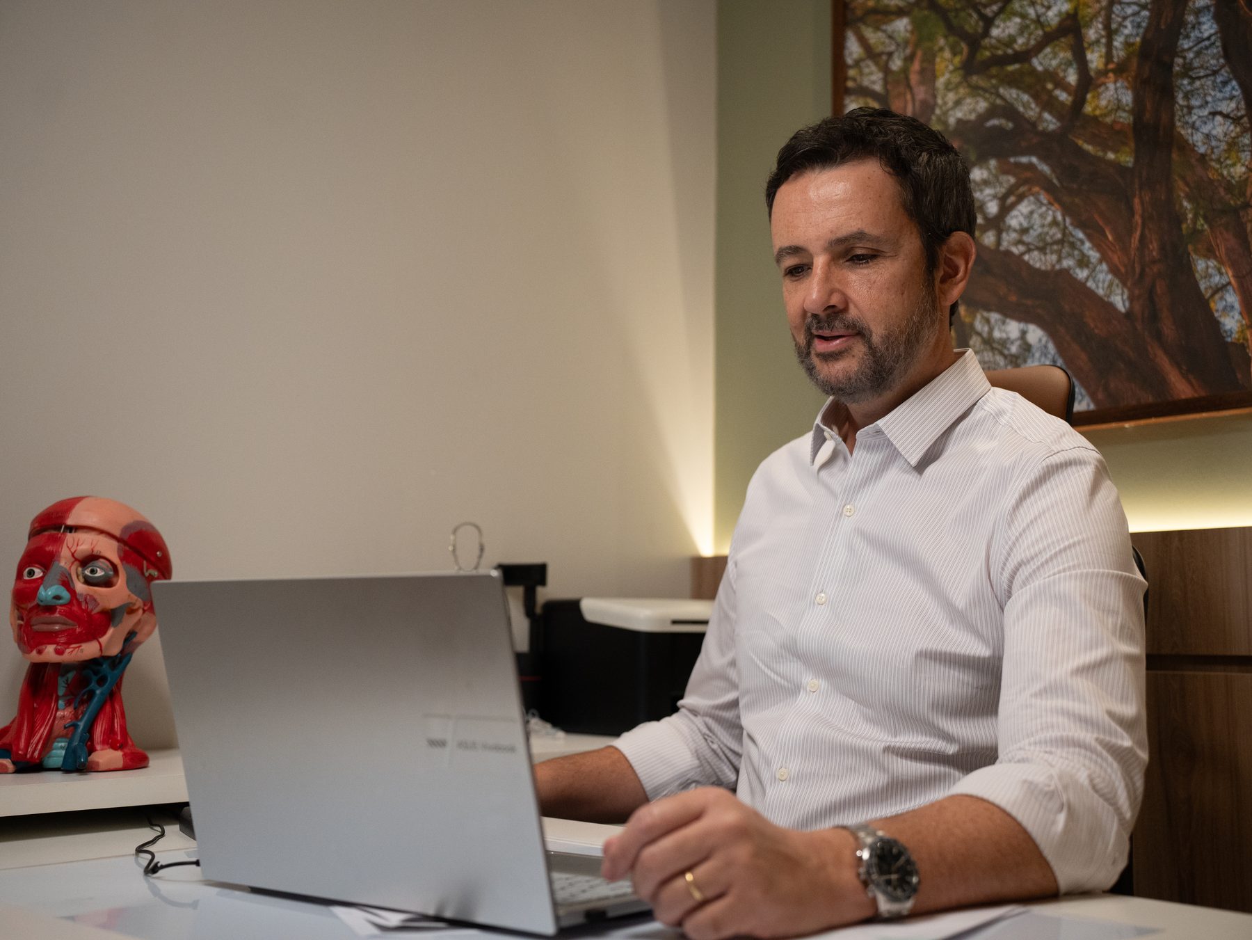 Dr. Leonardo Avellar no consultório
