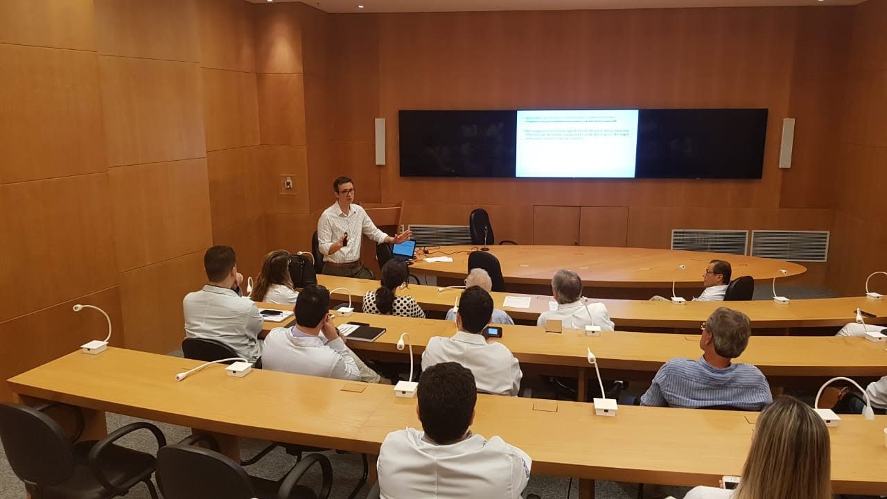 Dr. Leonardo Avellar em aula para a equipe de neurocirurgia